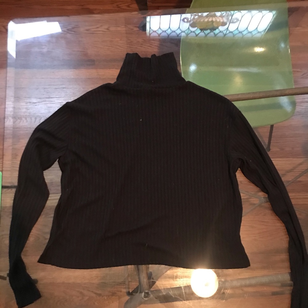 Black, Cropped, flowy Turtleneck